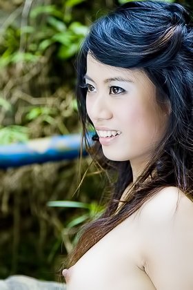 Confident Asian babe cracks a smile in a hot outdoor nude posing gallery Videos